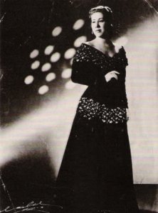 Historia da Socila Maria Augusta Nielsen com vestido preto posando