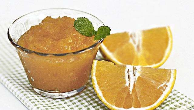 geleia de laranja com fruta do lado