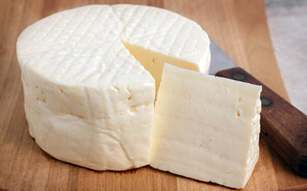 queijo fresco caseiro com uma fatia partida